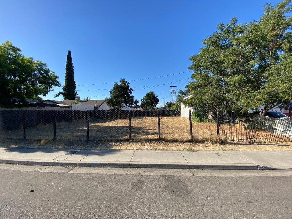 Photo of 128 W Houston Avenue, Visalia, CA 93291 (MLS # 244154)