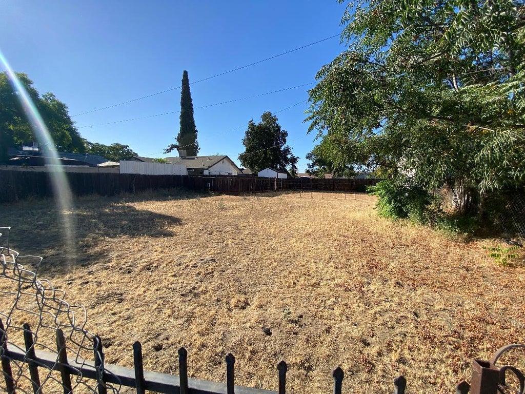 Photo of 128 W Houston Avenue, Visalia, CA 93291 (MLS # 244154)