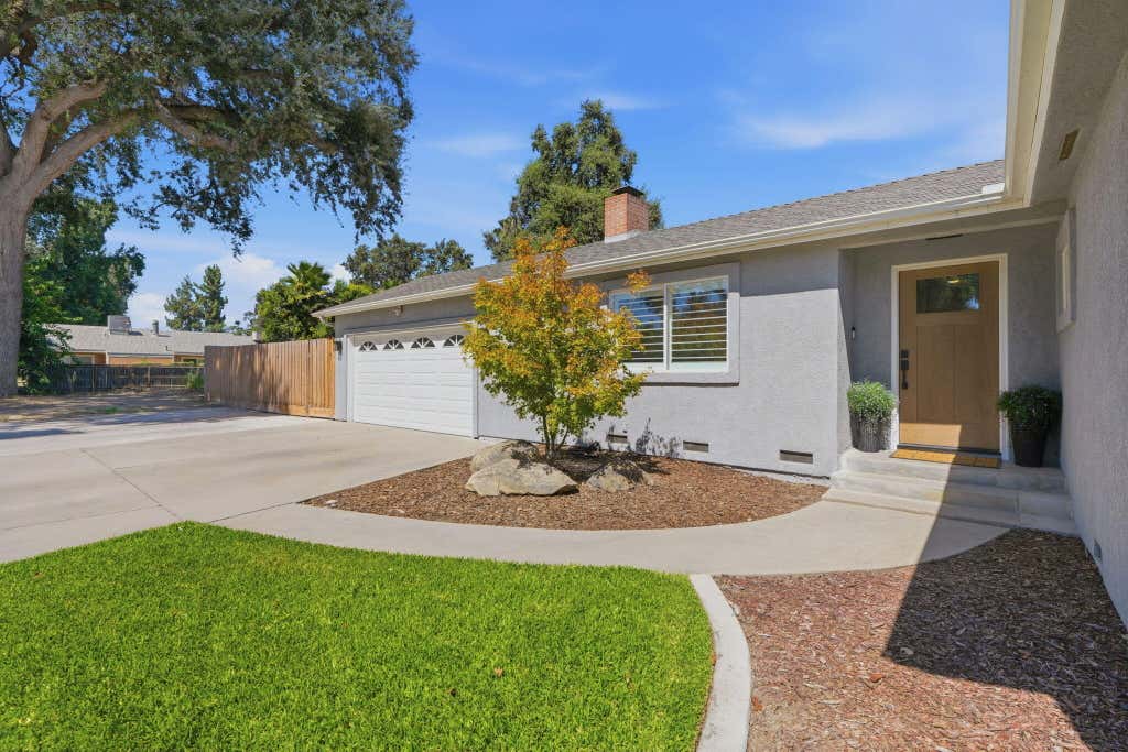 Photo of 142 N Crenshaw Street, Visalia, CA 93291 (MLS # 242825)