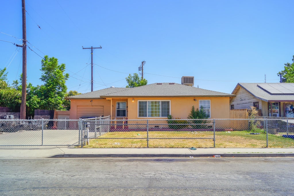 Photo of 1328 N Leslie Street, Visalia, CA 93291 (MLS # 244511)