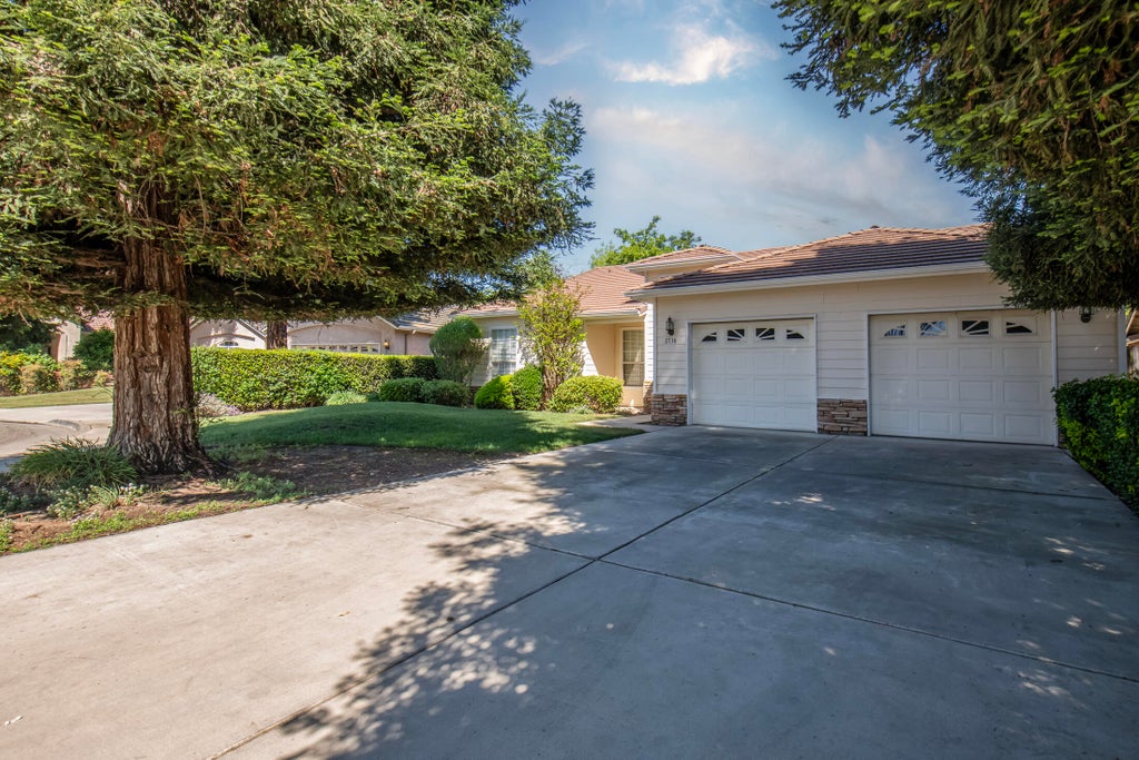Photo of 2738 W Ceres Court, Visalia, CA 93291 (MLS # 240594)