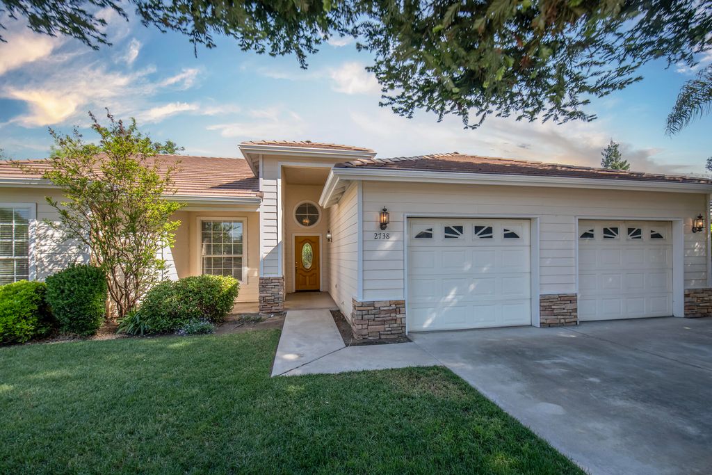 Photo of 2738 W Ceres Court, Visalia, CA 93291 (MLS # 240594)