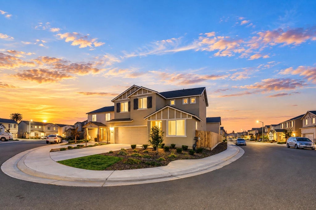 Photo of 2207 S Crumal Street, Visalia, CA 93292 (MLS # 244299)