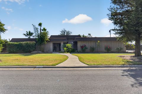 Photo of 1923 S Fairway Avenue, Fresno, CA 93727 (MLS # 241148)