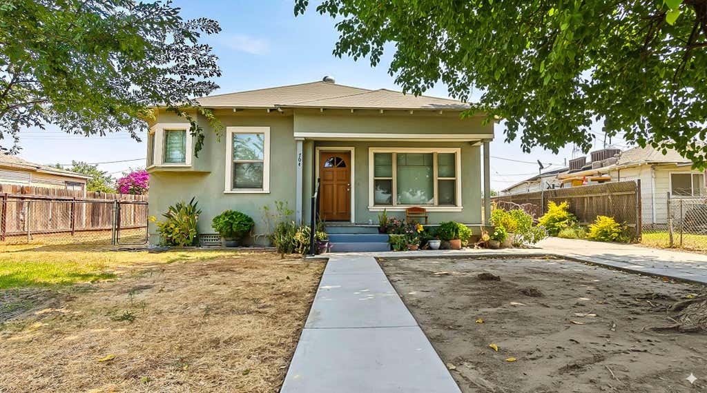 Photo of 704 N Divisadero Street, Visalia, CA 93291 (MLS # 240895)