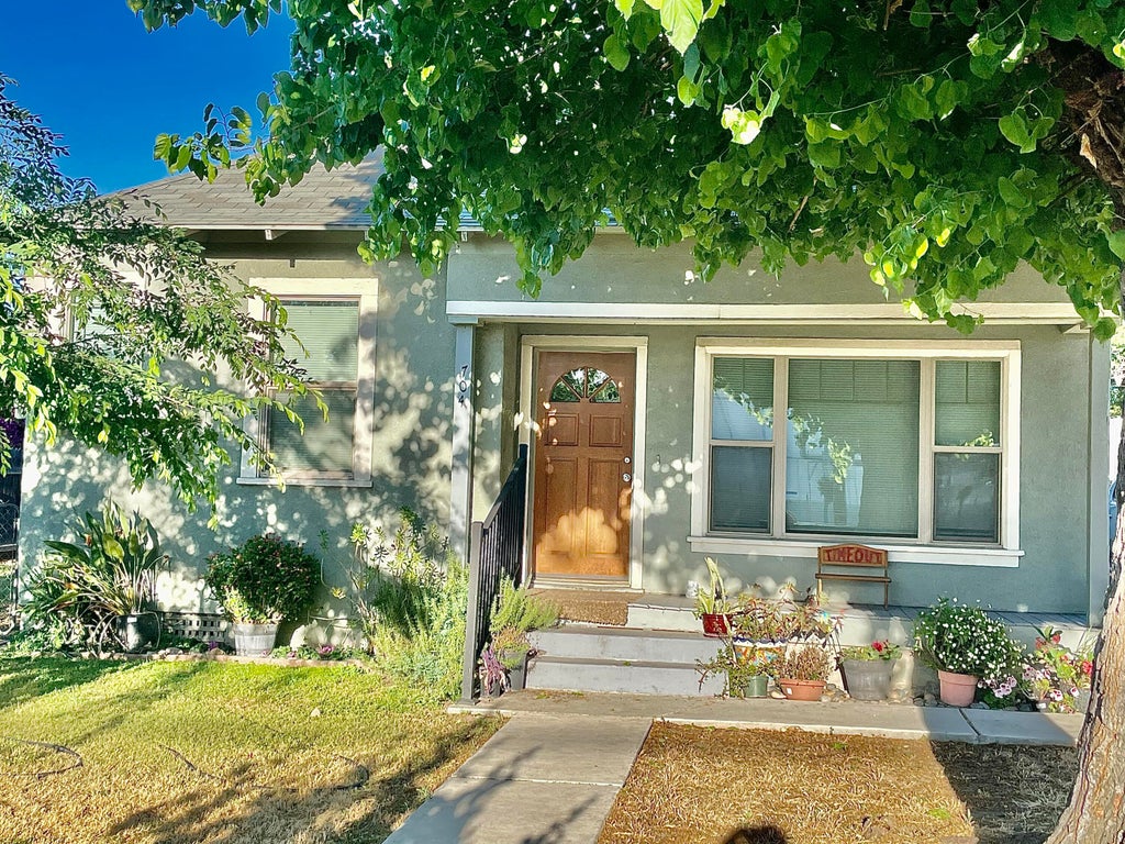 Photo of 704 N Divisadero Street, Visalia, CA 93291 (MLS # 240895)