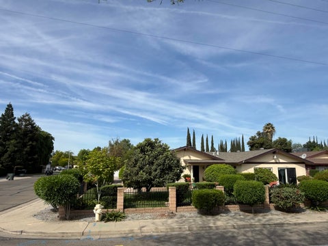 Photo of 1047 S Linwood Street, Visalia, CA 93277 (MLS # 242491)