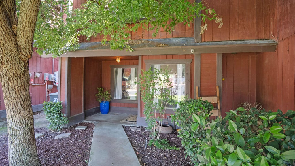 Photo of 1032 E Oakridge Avenue, Visalia, CA 93292 (MLS # 241722)