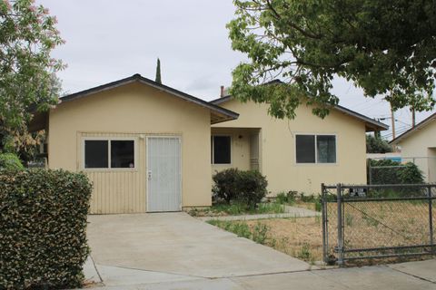 Photo of 517 S R Street, Tulare, CA 93274 (MLS # 241541)