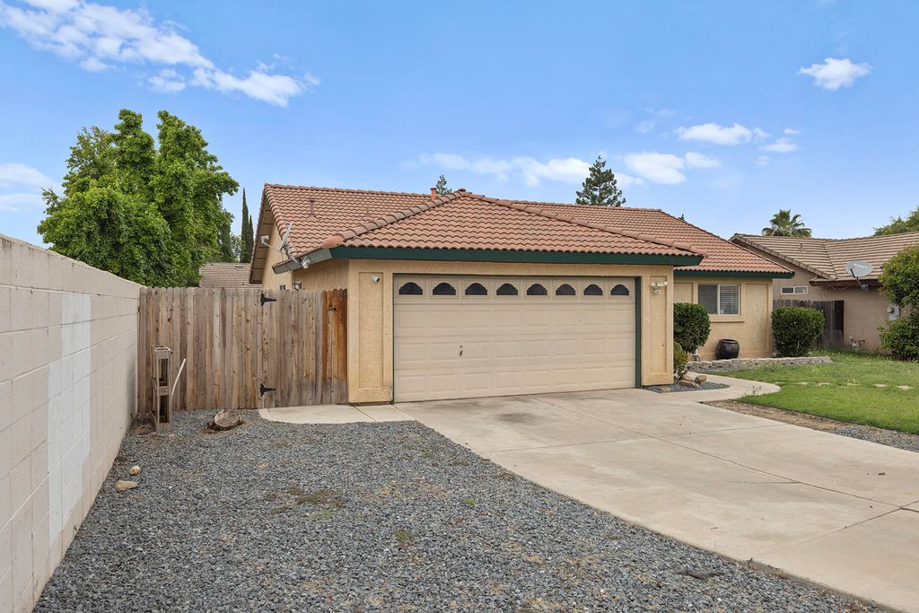 Photo of 1825 N Liberty Court, Visalia, CA 93292 (MLS # 241544)