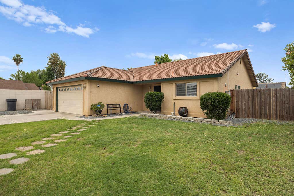 Photo of 1825 N Liberty Court, Visalia, CA 93292 (MLS # 241544)