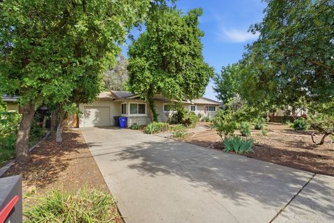 Photo of 628 N G Street, Porterville, CA 93257 (MLS # 241292)