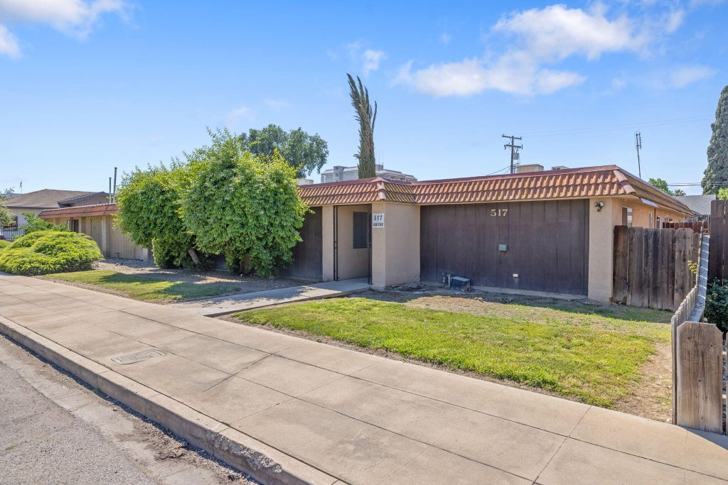 Photo of 517 N Church Street, Visalia, CA 93291 (MLS # 240976)