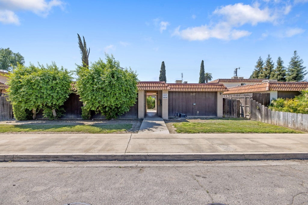 Photo of 517 N Church Street, Visalia, CA 93291 (MLS # 240976)