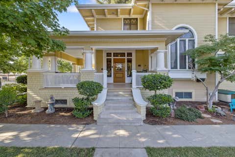 Photo of 631 N Encina Street, Visalia, CA 93291 (MLS # 242489)