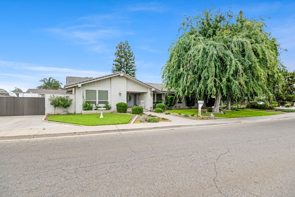Photo of 1546 S Wellsley Street, Visalia, CA 93277 (MLS # 241841)