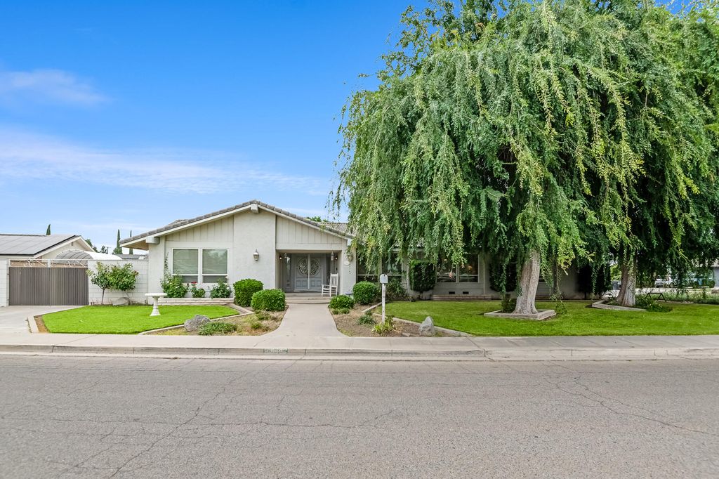 Photo of 1546 S Wellsley Street, Visalia, CA 93277 (MLS # 241841)
