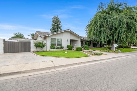 Photo of 1546 S Wellsley Street, Visalia, CA 93277 (MLS # 241841)