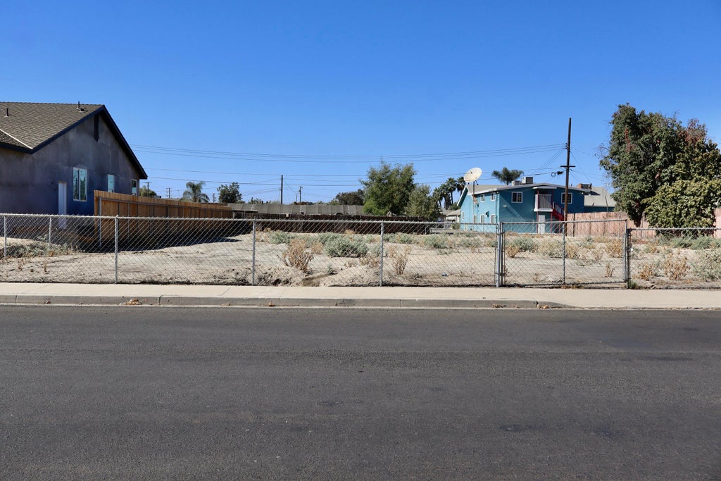 Photo of 1439 N Conyer Street, Visalia, CA 93291 (MLS # 244701)