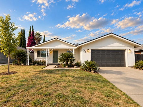 Photo of 587 Sunset Street, Kingsburg, CA 93631 (MLS # 244320)