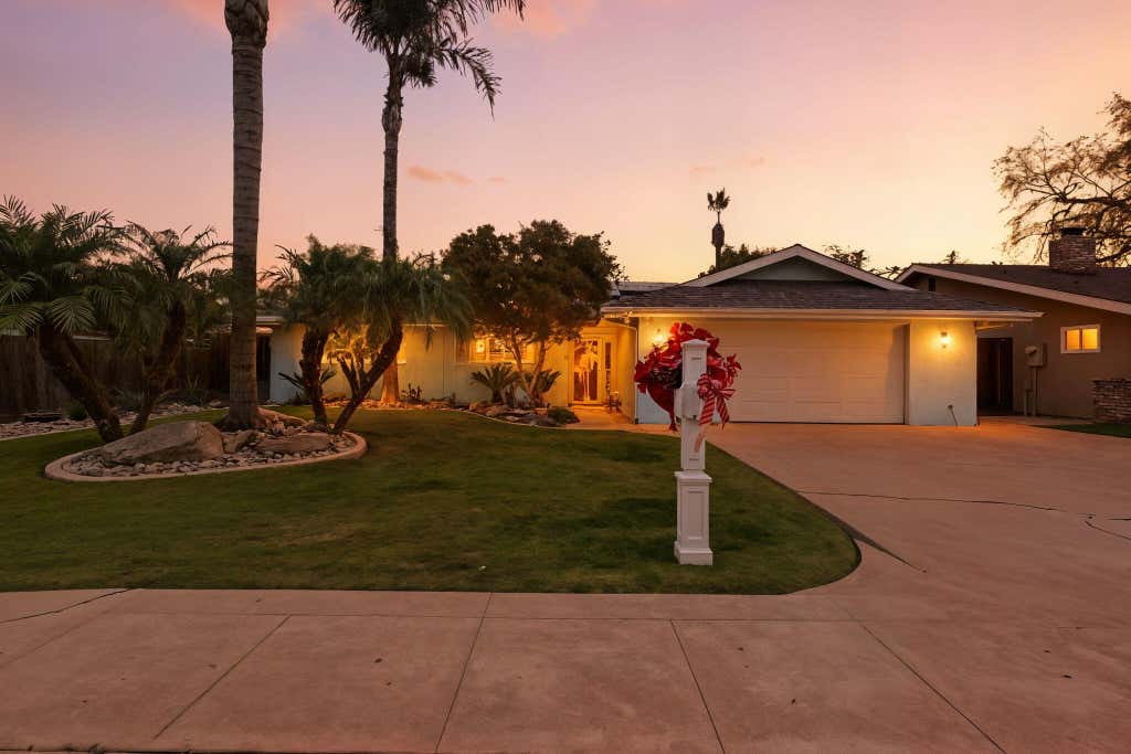Photo of 2544 W Harter Avenue, Visalia, CA 93277 (MLS # 242622)
