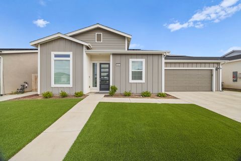 Photo of 412 E Newton Avenue, Visalia, CA 93291 (MLS # 241234)