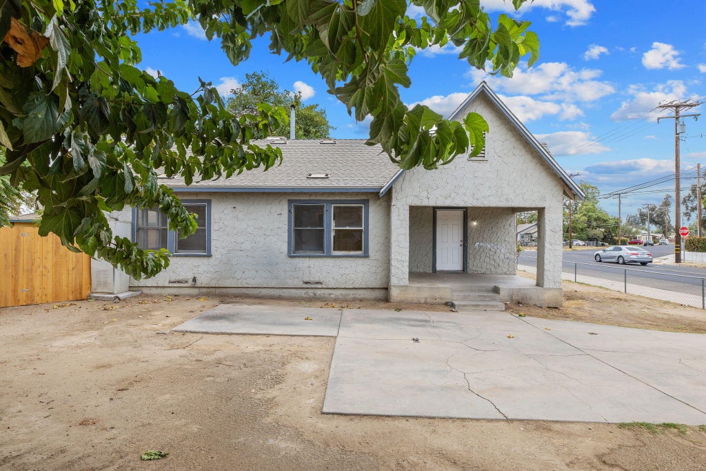 Photo of 1100 N Court Street, Visalia, CA 93291 (MLS # 244628)