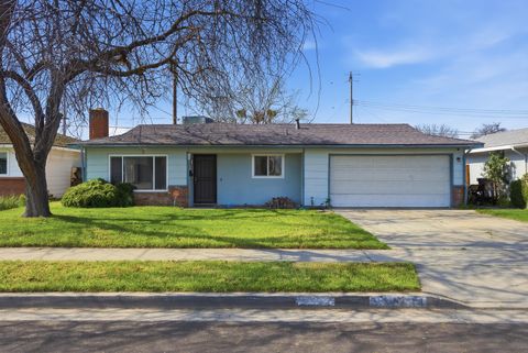 Photo of 2204 Fairmont Drive, Hanford, CA 93230 (MLS # 240026)