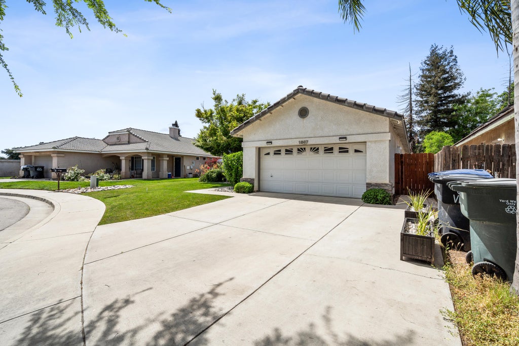 Photo of 1607 N Sol Court, Visalia, CA 93292 (MLS # 241189)