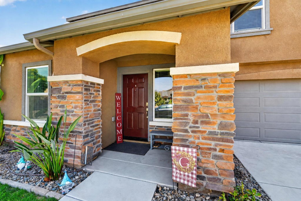 Photo of 2919 N Hermosa Court, Visalia, CA 93291 (MLS # 243394)