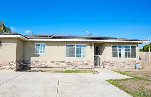 Photo of 840 E Bardsley Avenue, Tulare, CA 93274 (MLS # 238226)
