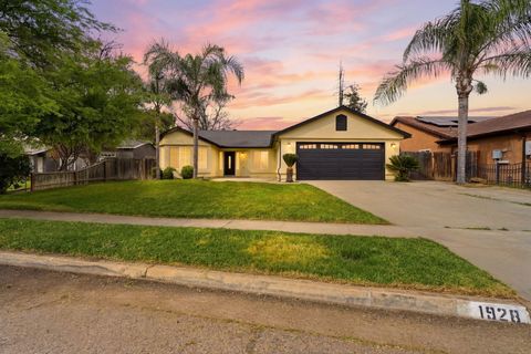 Photo of 1928 W Merritt Avenue W, Tulare, CA 93274 (MLS # 240344)