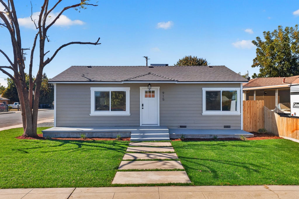 Photo of 915 S Burke Street, Visalia, CA 93292 (MLS # 244704)