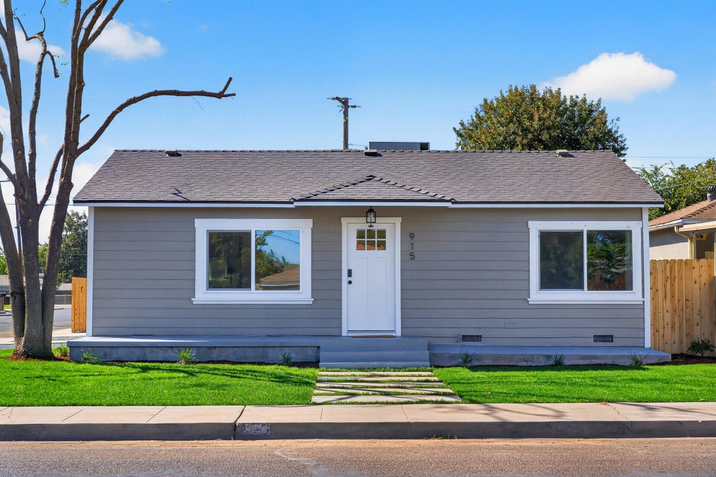 Photo of 915 S Burke Street, Visalia, CA 93292 (MLS # 244704)