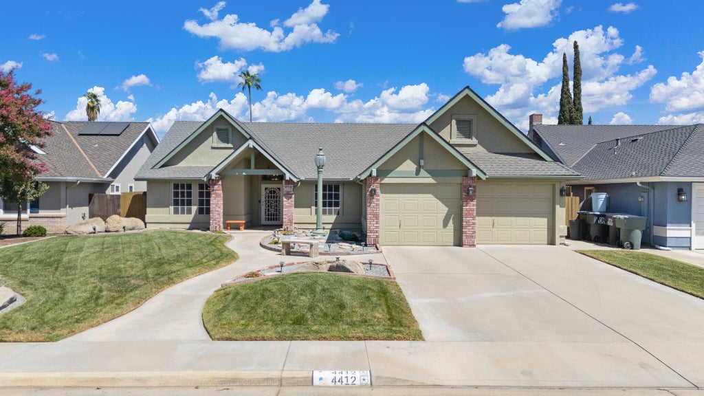Photo of 4412 W Orchard Avenue, Visalia, CA 93277 (MLS # 243795)