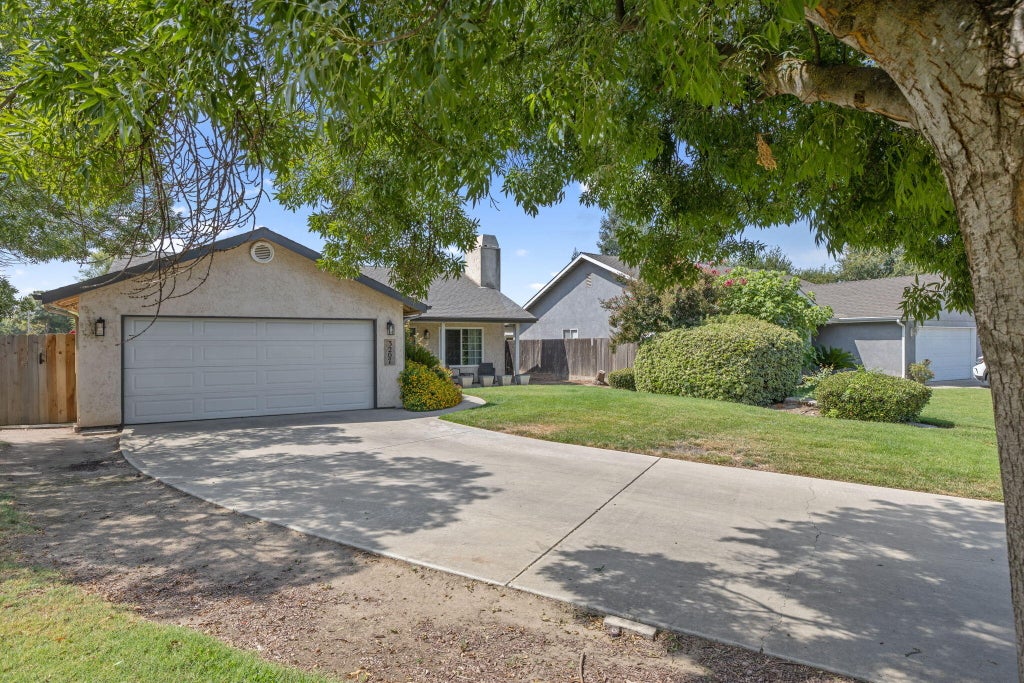Photo of 3207 W Packwood Court, Visalia, CA 93277 (MLS # 243458)