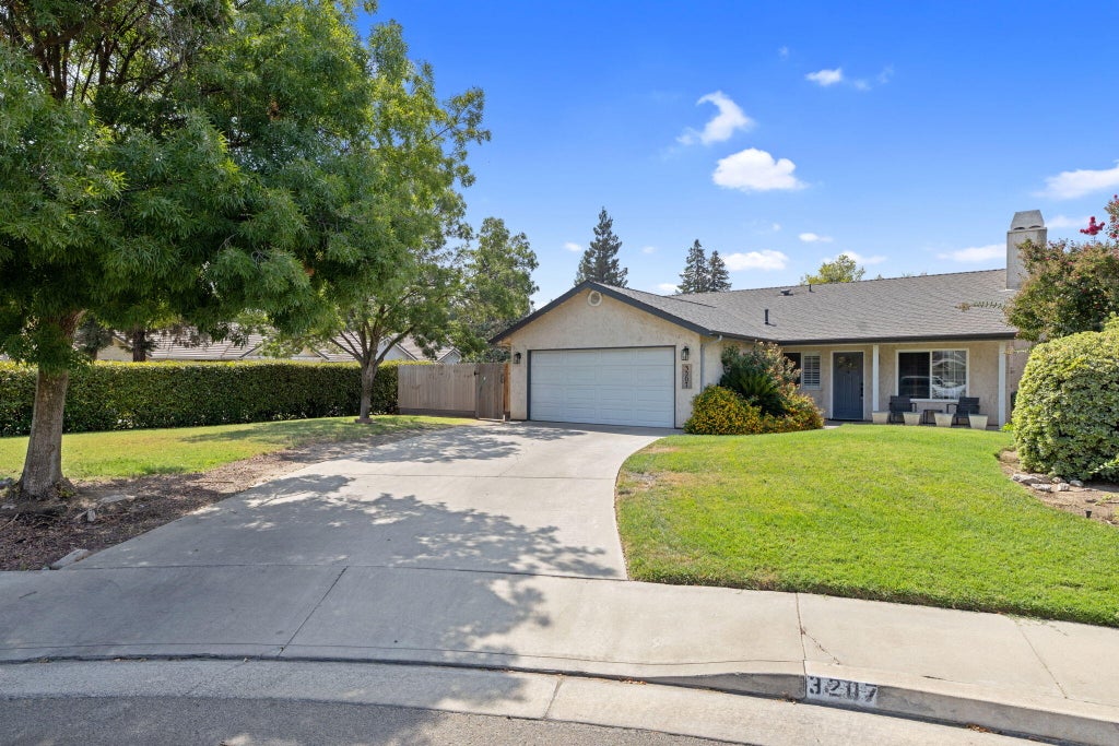 Photo of 3207 W Packwood Court, Visalia, CA 93277 (MLS # 243458)