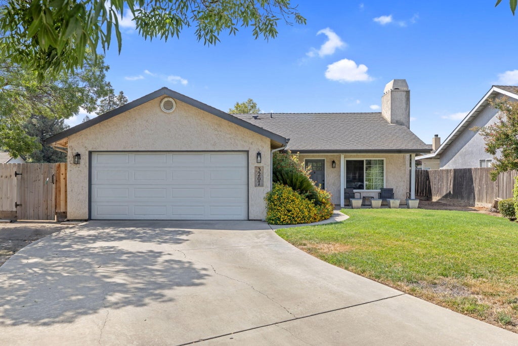 Photo of 3207 W Packwood Court, Visalia, CA 93277 (MLS # 243458)