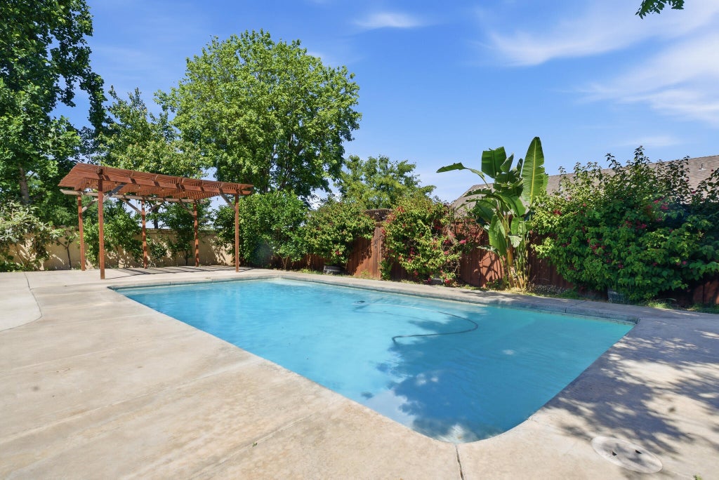 Photo of 5240 W Wren Court, Visalia, CA 93291 (MLS # 241080)
