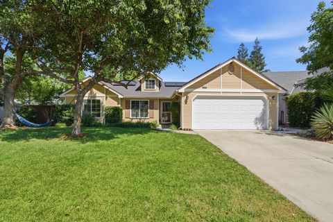 Photo of 5240 W Wren Court, Visalia, CA 93291 (MLS # 241080)