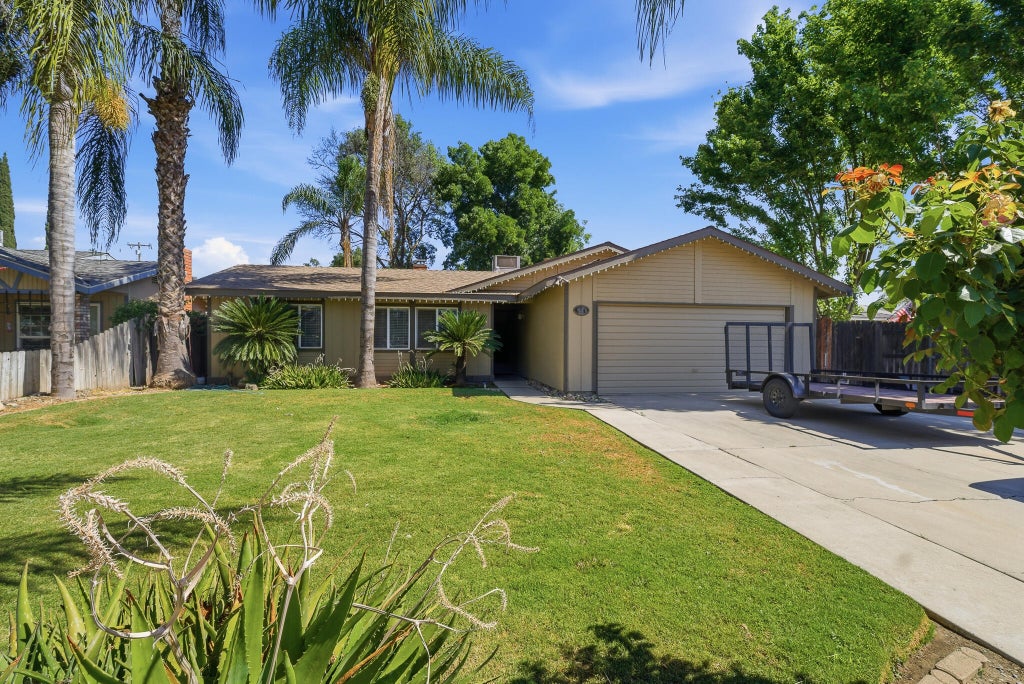 Photo of 410 E Seeger Court, Visalia, CA 93277 (MLS # 241899)