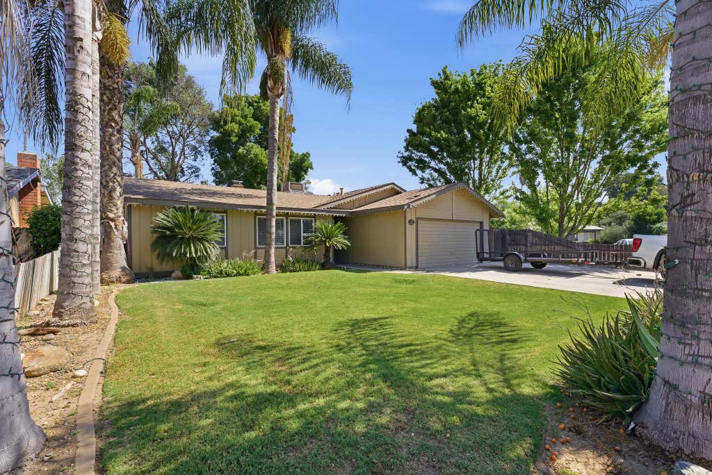 Photo of 410 E Seeger Court, Visalia, CA 93277 (MLS # 241899)