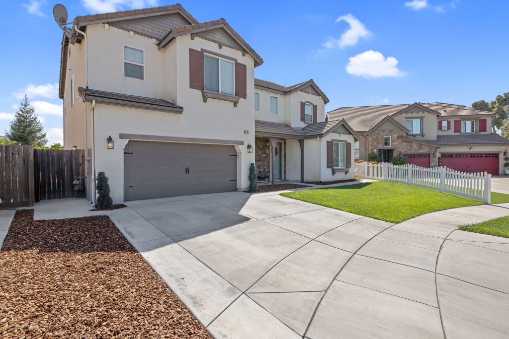 Photo of 1118 N Vickie Court, Visalia, CA 93291 (MLS # 244655)