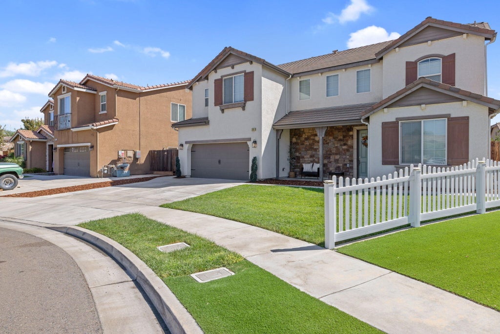 Photo of 1118 N Vickie Court, Visalia, CA 93291 (MLS # 244655)