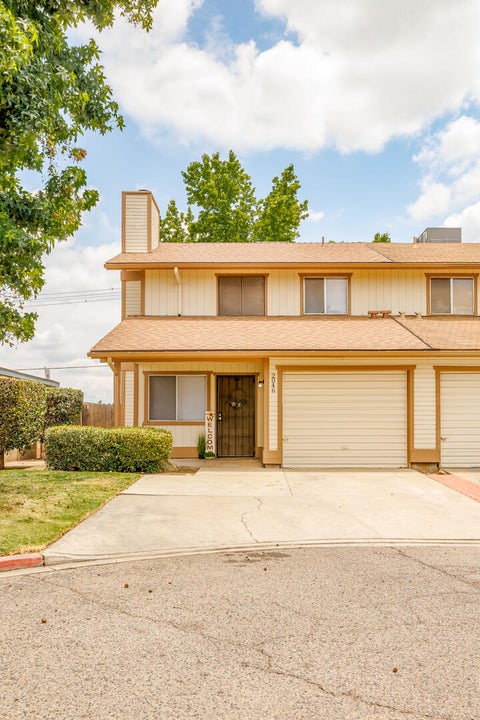 Photo of 2046 E Laura Avenue, Visalia, CA 93292 (MLS # 239863)
