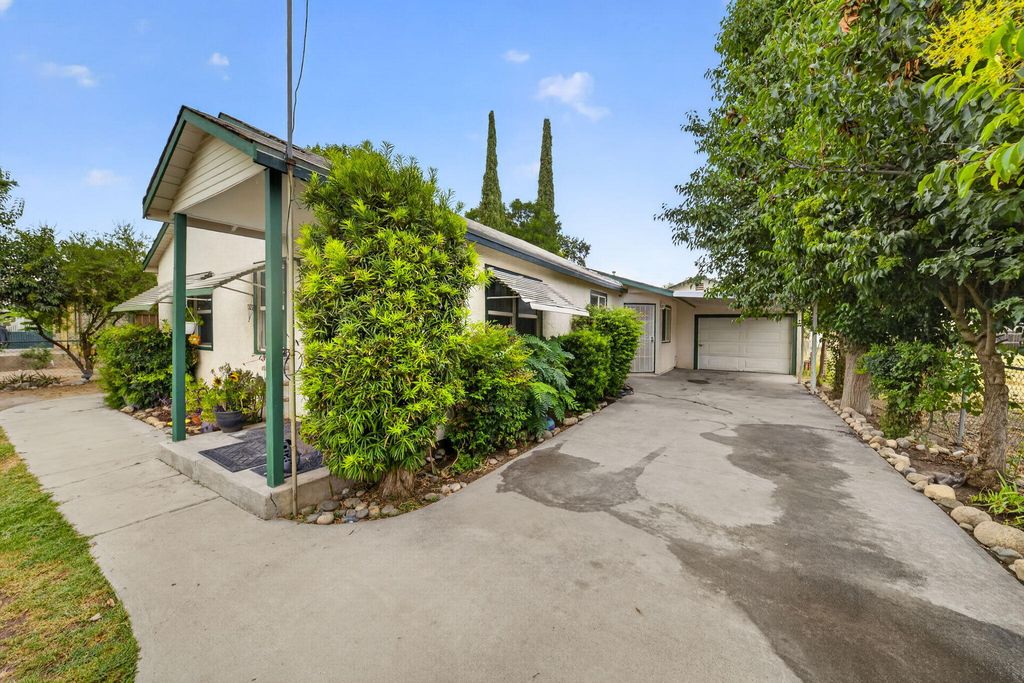 Photo of 930 W Sweet Avenue, Visalia, CA 93291 (MLS # 242897)