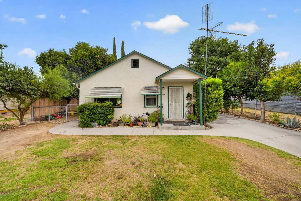 Photo of 930 W Sweet Avenue, Visalia, CA 93291 (MLS # 242897)