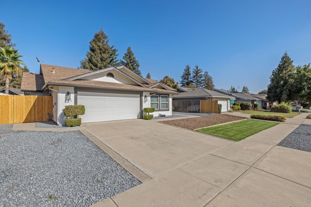 Photo of 1218 S Parkwood Street, Visalia, CA 93277 (MLS # 243882)