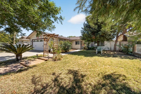 Photo of 925 W Maple Avenue, Tulare, CA 93274 (MLS # 243756)