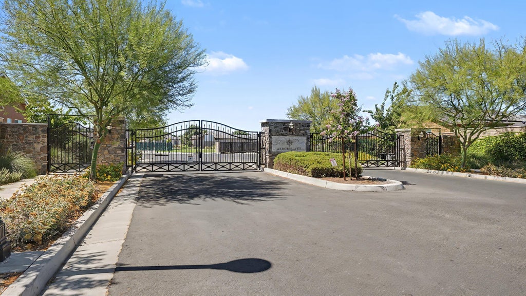 Photo of 4035 S Fontana Street, Visalia, CA 93277 (MLS # 242618)